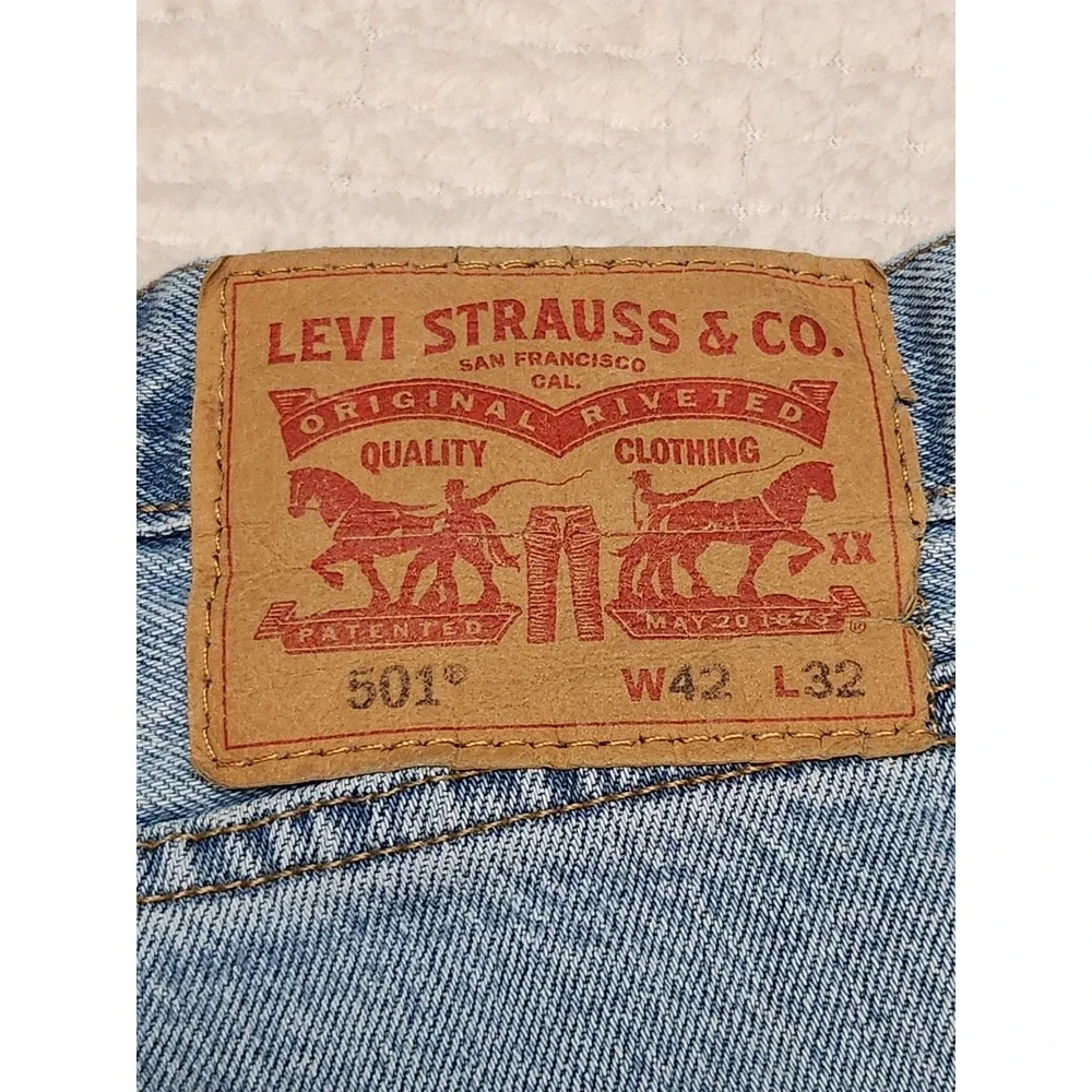 Levi's Men's Size 42x32 501 Jeans Medium Wash Button Fly 100% Cotton Classic